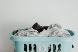 Pila de ropa para meter en secadora