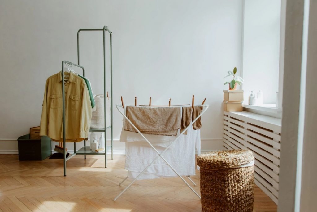 Tendedero para secar ropa en invierno en casa