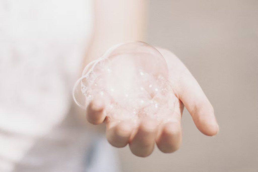 Tras los lavados se acumulan bacterias y suciedad en tu lavadora. Estas pueden generar moho o manchas. Entra aquí para descubrir cómo combatirlas con estos tips fáciles y eficaces.